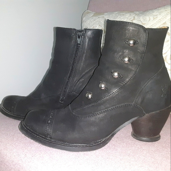 John Fluevog "Venables" ankle boot. - Picture 2 of 5